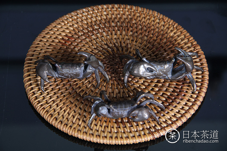 日本 金屋 名师 五郎三郎 超逼真工艺 精雕刻 铜螃蟹三只,可当摆件,也可当夹子支架,带原装桐木供箱日本杂项日本茶道主营日本铁壶日本老