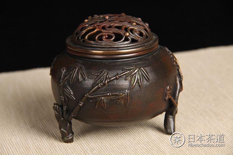 日本铜器 月芳作蜡型铸铜松竹梅三友三足铜香炉