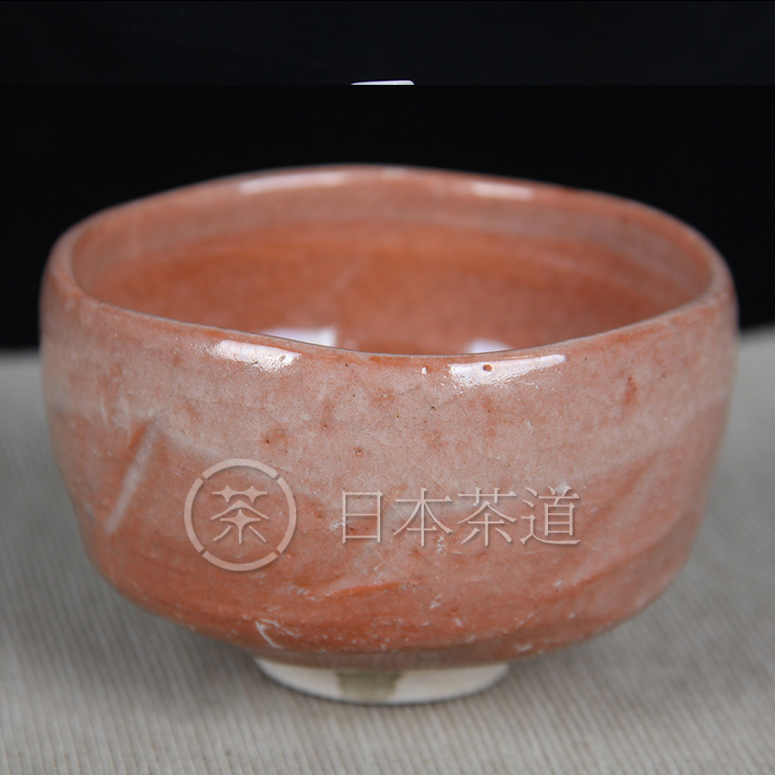 日本陶瓷 日本抹茶碗 日本乐烧茶碗，传统器型，红乐烧，年代久有磨痕，釉水肥润，高身，细腻开片，底款：和乐。