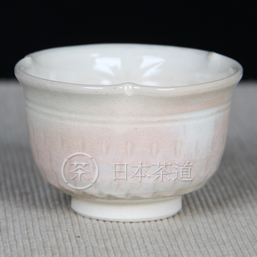 日本陶瓷 刻绘豆瓣纹葵口高足杯 容量约30ml左右