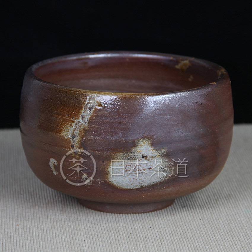 日本备前烧 备前烧抹茶碗 此备前烧抹茶碗落灰火痕金银釉都烧制十分完美 器型大 做建水也十分合适 带原装供箱证书