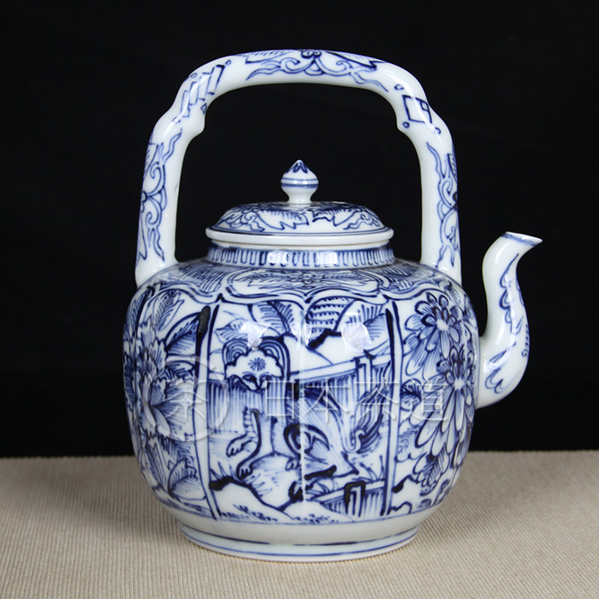 日本陶瓷 日本平安溪仙作青花大茶壶水注 绘制满地牡丹纹 中间绘制狐仙 与日本传统文化结合