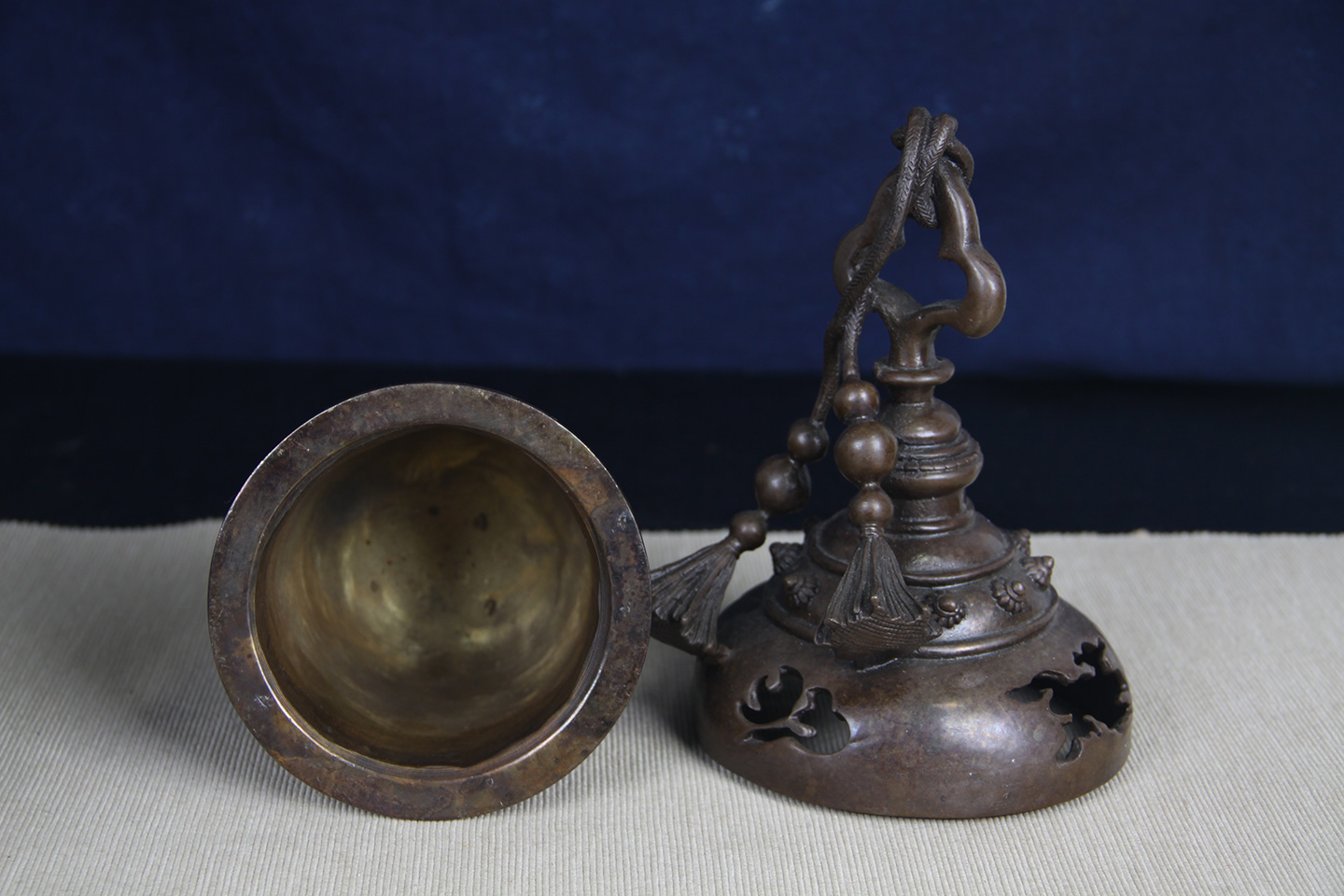 巨大な古銅製香炉 人物彫刻 3.7kg