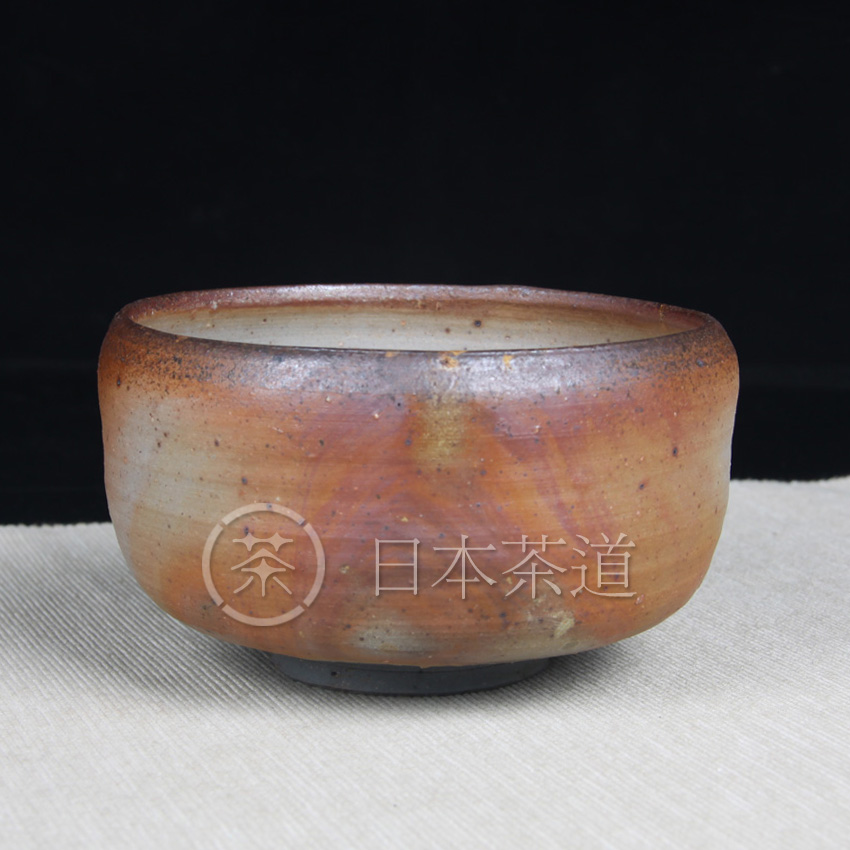 日本备前烧 备前烧抹茶碗 末石髙仙款 火痕落灰金银釉烧制完美，带原装供箱证书。只有日本备前烧才是真正柴烧