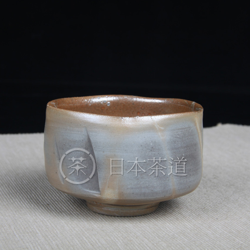 日本备前烧 备前烧茶碗抹茶碗 火痕金银釉落灰烧制完美，手工制作带刀刻纹，尤其金银质感极强，作者德田兼春，带原装供箱证书，只有日本备前烧才是真正柴烧