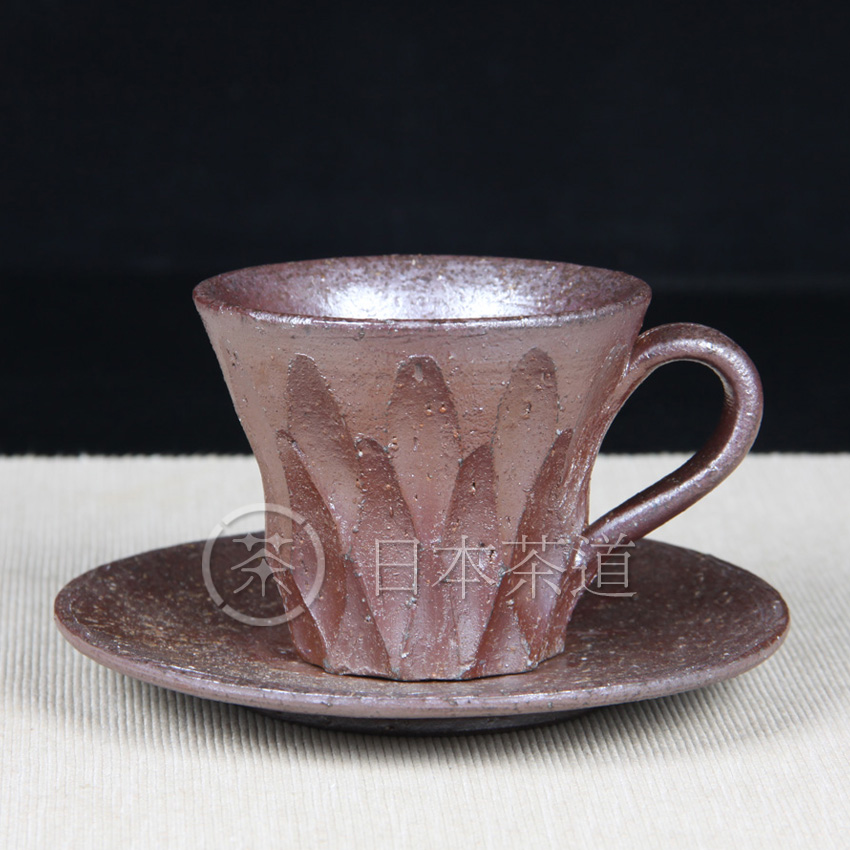 日本备前烧 备前烧咖啡杯有把茶杯杯托组 手刻莲花瓣纹路，金银釉质感极为强烈，非常漂亮的备前烧，只有日本备前烧才是真正柴烧