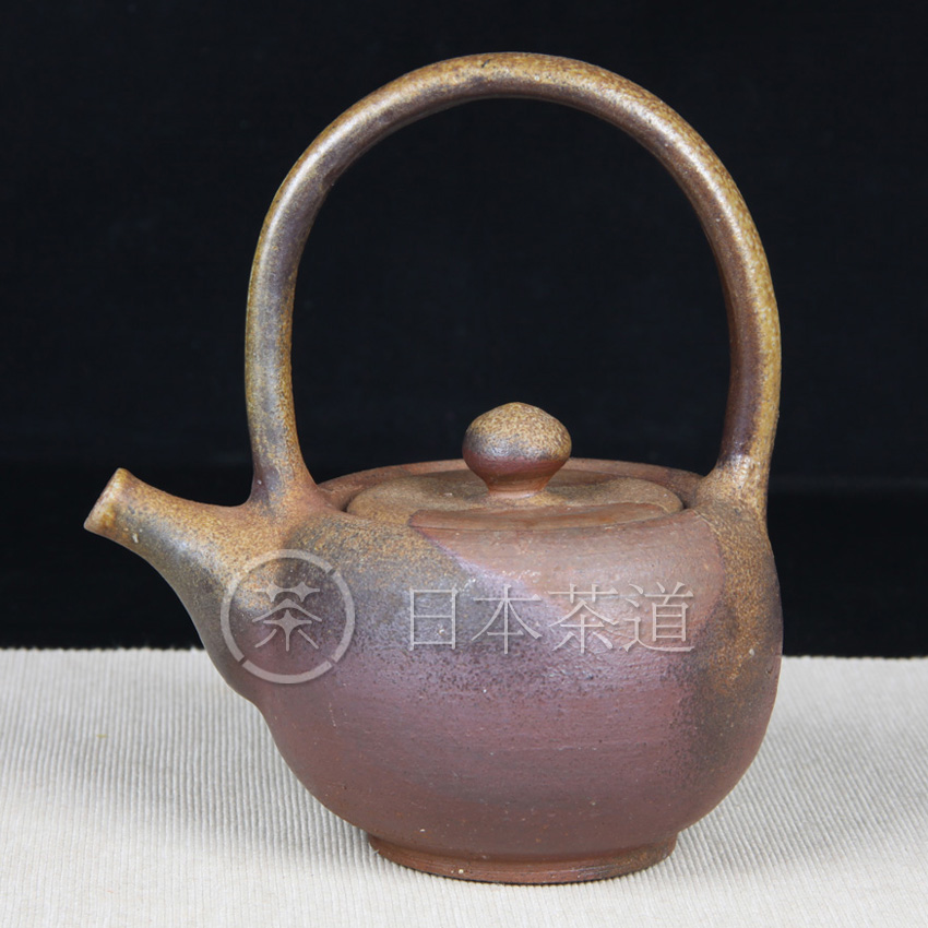 日本备前烧 备前烧提梁茶壶急需 难得提梁工艺，火痕落灰漂亮，金银釉十足，可惜盖子内有老磕，有使用痕迹，备前烧壶盖都不是十分紧密，性价比高