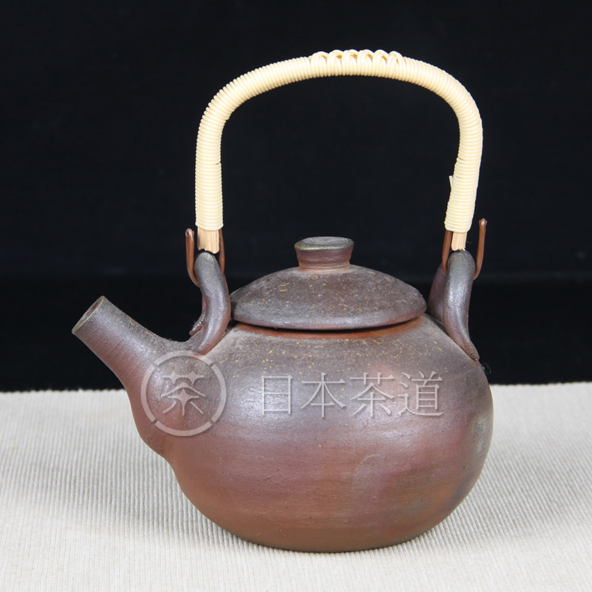 日本备前烧 备前烧提梁茶壶急需 竹编提梁，火痕落灰漂亮，金银釉十足，几乎全新，性价比高，只有日本备前烧才是真正柴烧