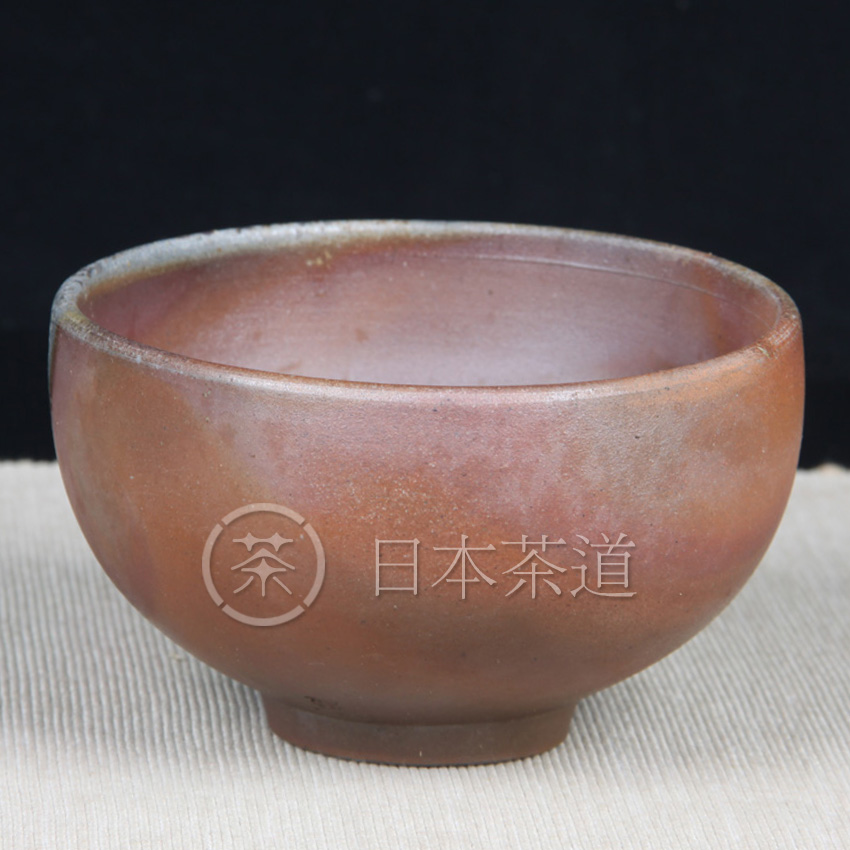日本备前烧 备前烧大茶碗 经典备前烧抹茶碗，器型大气，火痕落灰金银釉烧制完美，香山备前底款，带供箱