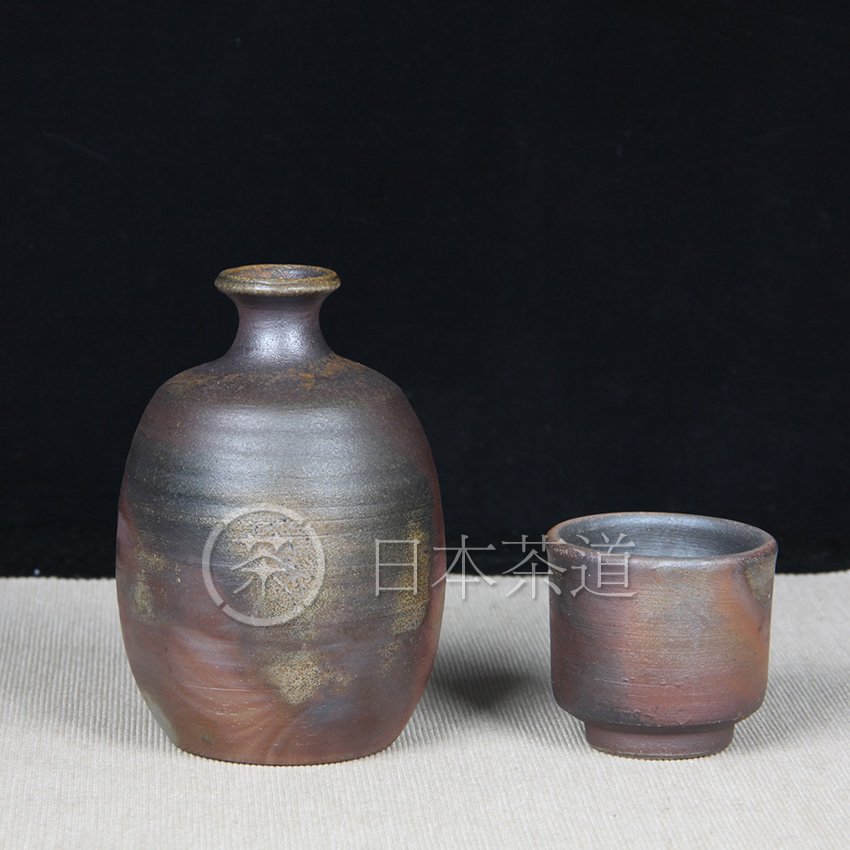 日本备前烧 备前烧酒壶酒杯套组 一壶一杯，壶做茶器，杯做品茶杯，这样搭配性价比就高了，火痕落灰金银彩烧制都十分完美，带原装供箱证书
