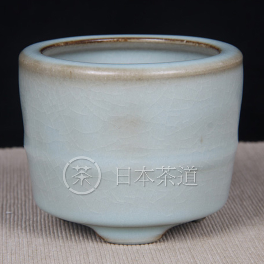 日本香炉 三足筒形香炉 汝瓷工艺，细腻小开片，亚光釉面，釉水肥润，铁胎，带原装供箱，十分简约的一只瓷香炉