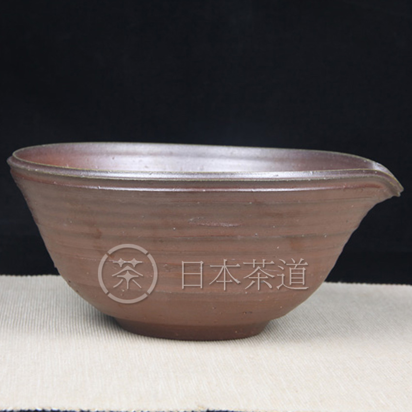 日本备前烧 备前烧大果子盘公道杯 螺旋纹，内木刷纹，器型做果子盘合适，此物做当今流行的冷泡碗更为合适，通体烧制金银彩完美