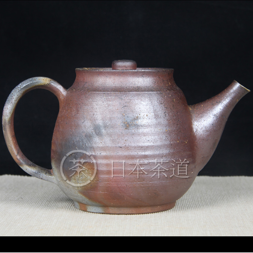 日本备前烧 备前烧茶壶 火痕落灰烧制完美，出金银彩，金属质感极强，器型大小合适，非常适合中国功夫茶，带作者刻款，只有日本备前烧才是真正柴烧