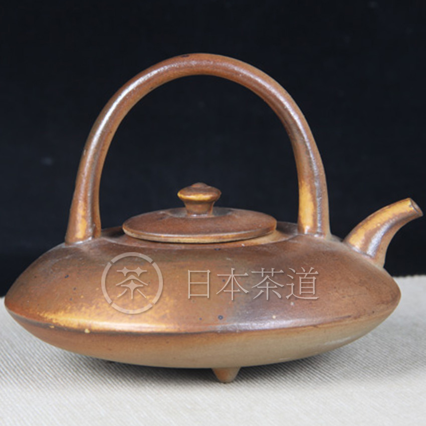 日本备前烧 备前烧三足提梁急须壶 难得提梁壶，烧制难度大，三足器型，应为煮茶急须壶，陶弘底款，火痕金银釉烧制完美