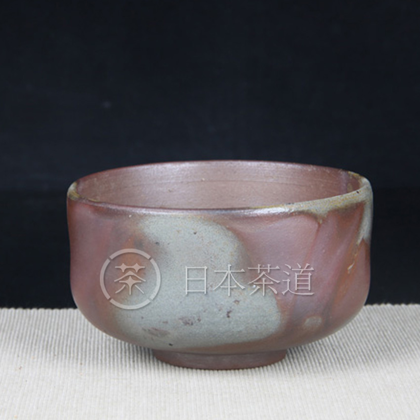 日本备前烧 备前烧抹茶碗 陶弘造，落灰完美，火痕漂亮，烧纸出金银彩，烧制温度高，带原装供箱，只有日本备前烧才是真正柴烧