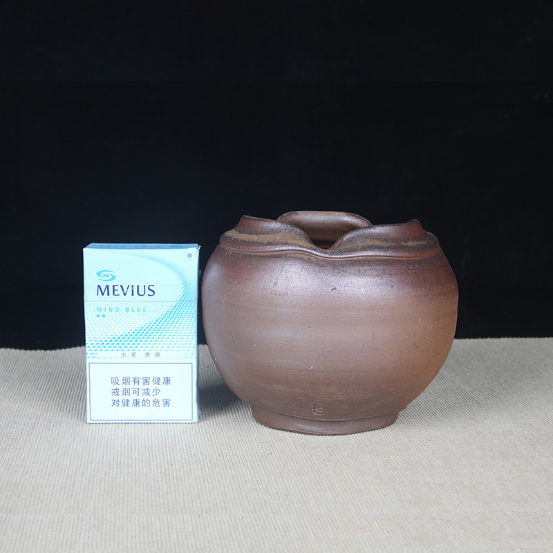日本备前烧 备前烧花口小花瓶 日本备前烧工艺，烧制温度高出金银彩，金属质感强烈，花口形，大肚，做花瓶花器