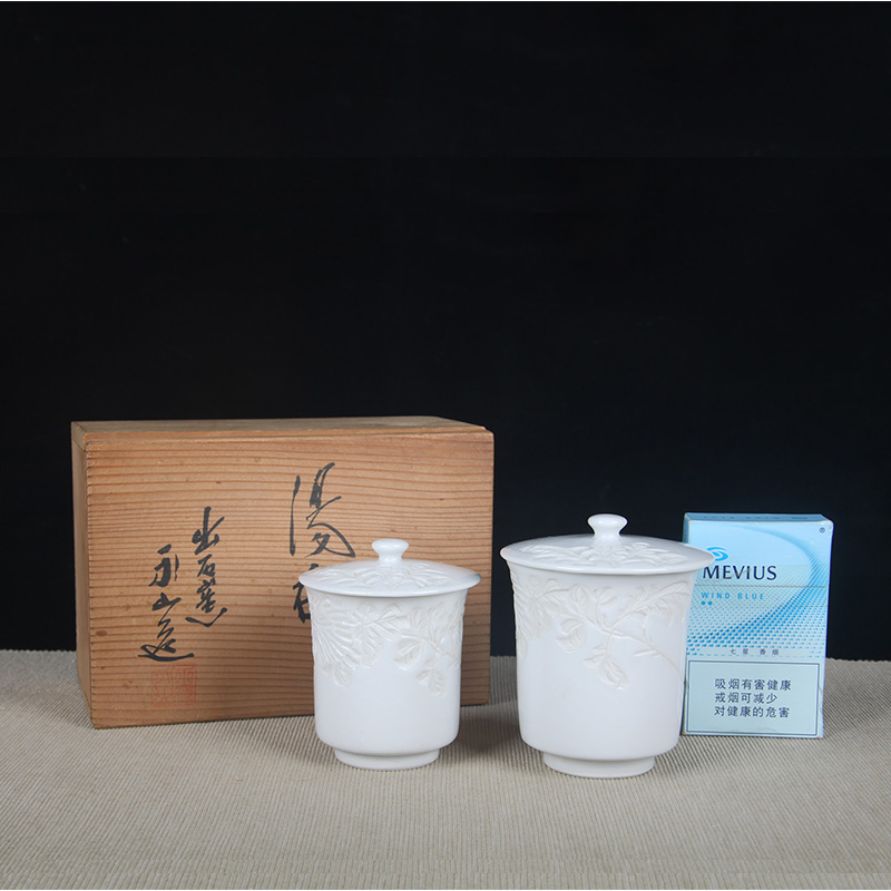 日本茶杯组 日本白釉有盖水杯夫妻杯对杯组 永山造石出窑，白釉工艺，象牙白发色，釉水肥润，刻绘菊花纹，刻工老道