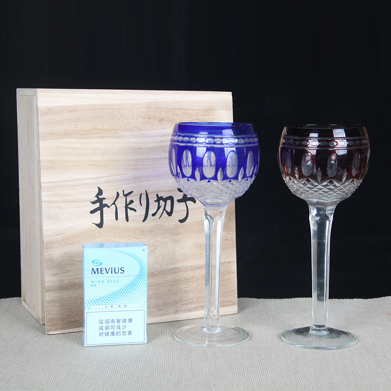 日本切子器 日本切子器红酒杯一对，一只蓝切子，一只红切子，有磨损痕迹