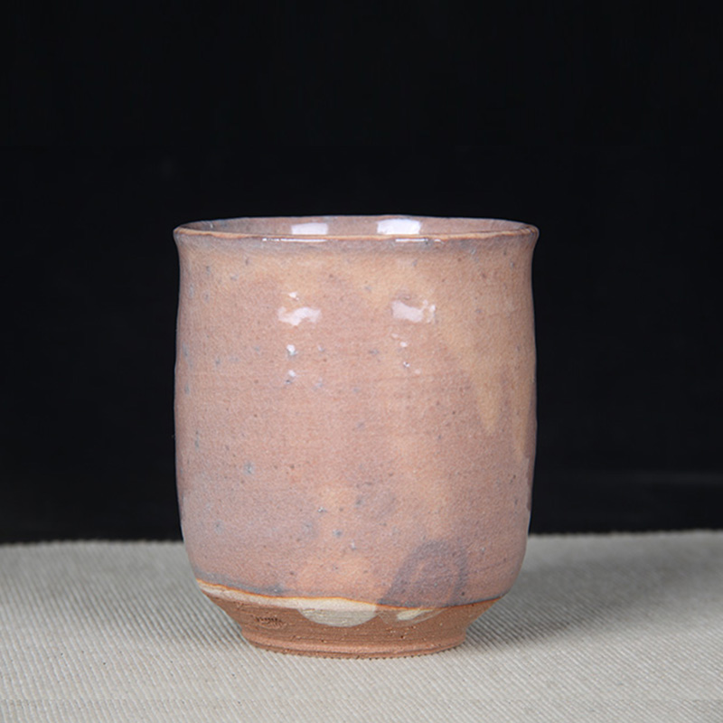 日本品茶杯 日本萩烧高身杯 淡红发色，萩烧工艺，釉水肥润，细腻开片，带作者刻款