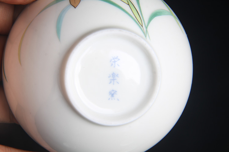 日本茶杯组日本五彩花卉纹品茶杯五客绘制五彩花卉纹，颜色亮丽，釉水费 