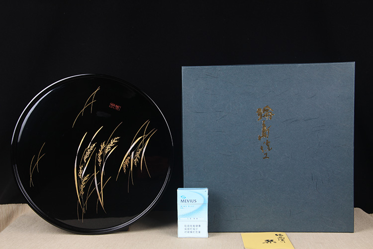 日本漆器日本轮岛涂木胎漆器稻穗纹漆器盘黑漆为底，刻绘稻穗纹，描金 