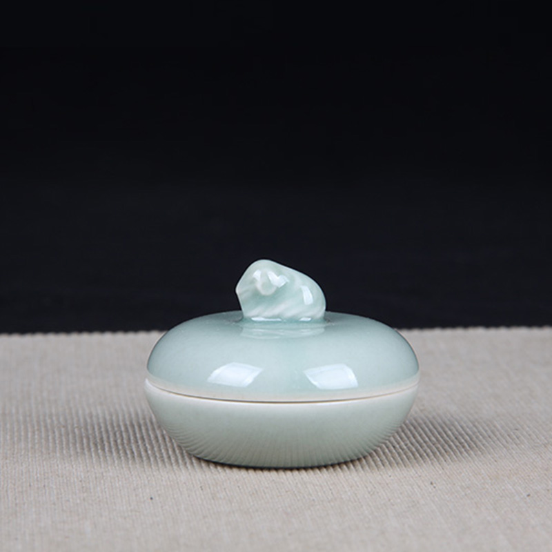 日本陶瓷 日本青瓷羊钮香盒 日本青瓷工艺，釉水极为肥润，湖水蓝发色，盖钮雕刻一只小绵羊，小巧可爱