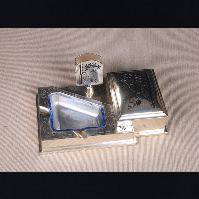 日本茶器 日本刻花烟具一套 香烟盒，烟灰缸，火柴盒架，整一套，疑似铜镀银，烟盒内镀金，刻绘精美，带原装供箱