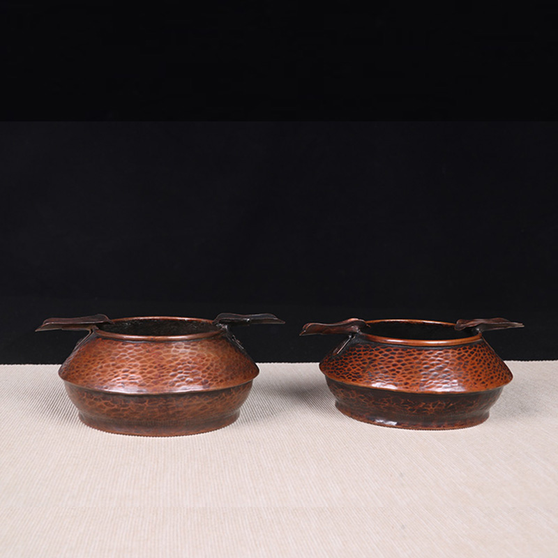日本茶具 日本玉川堂手锤锤目纹烟灰缸一对 日本人间国宝玉川堂出品，手锤而成，一张铜皮手锤，带腰线，整体锤目纹