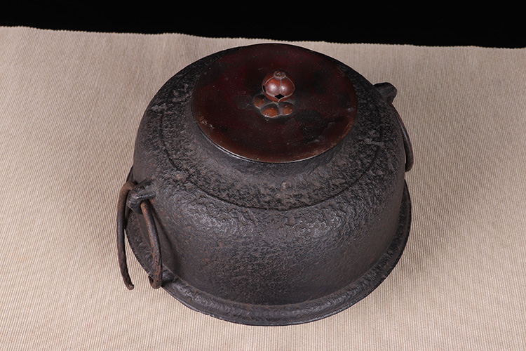日本茶釜日本传统茶釜日本釜师款茶釜，铁质一流，斑紫铜盖，整体状态好 