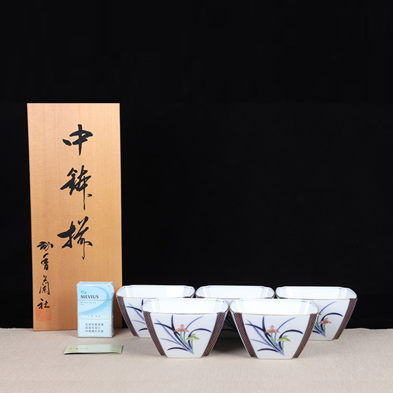 日本茶杯组 日本彩绘兰花纹四方型品茶杯五客 日本香兰舍出品，画工极为精细，描金工艺，釉水肥润，四方型，尺寸较大