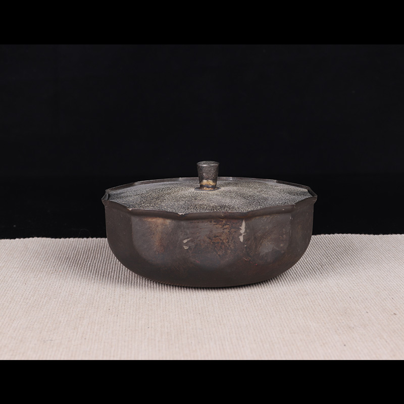 日本茶器 日本铜胎镀银多角有盖果子盘 日本铜胎镀银，镀层较厚，银张工艺，年份久，包浆厚，内部镀层完好