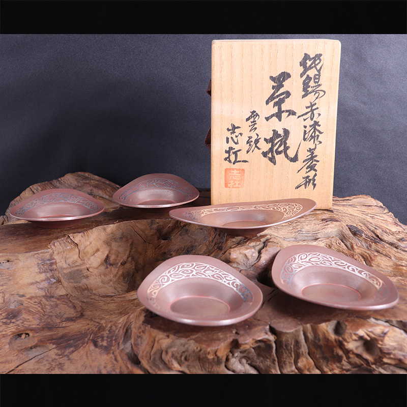 日本杯托 纯锡赤漆菱形茶托五客云纹 日本锡器工艺，精工铸造而成，器型漂亮，纹饰精美，带作者款识，带原装供箱