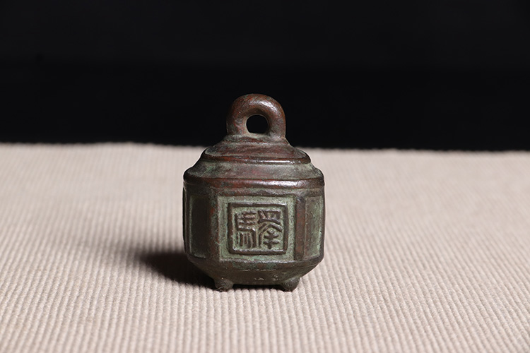 日本茶器日本古铜驿字铜铃日本金工山本安雲作，精工铸造驿字纹，工艺
