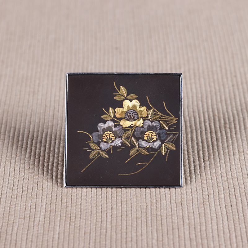 日本茶器 日本铁打出刀刻菊花纹正方形胸针挂件 日本铁打出工艺，手刻菊花纹，涂金，胸针、挂件两用