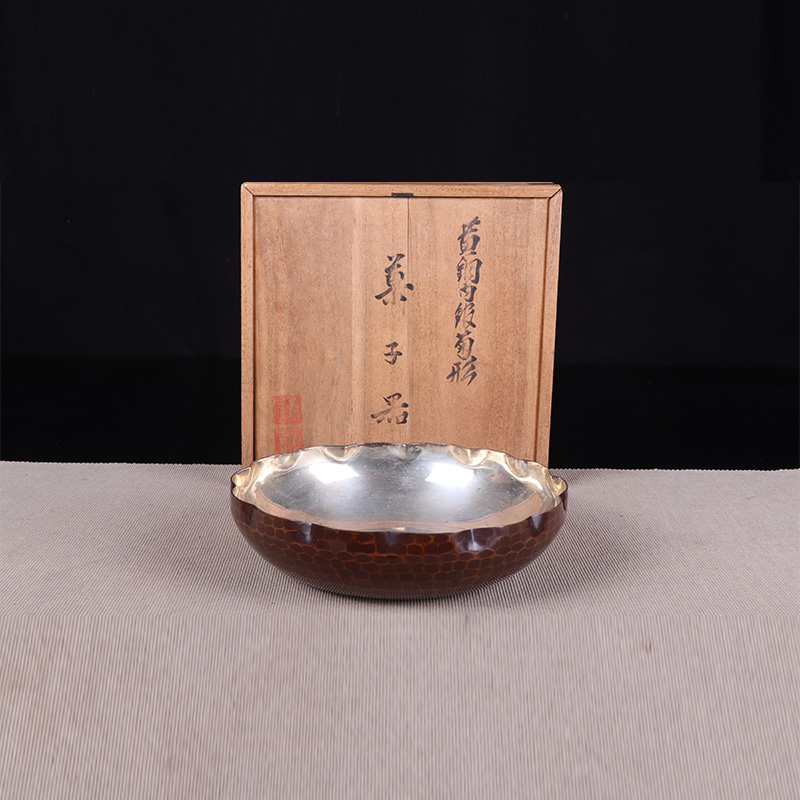日本干泡台 日本手锤锤木纹铜制果子盘 日本手锤工艺，难得花口器型，内镀银，真美堂造，整体状态好，有小磨损，带原装供箱，性价比高