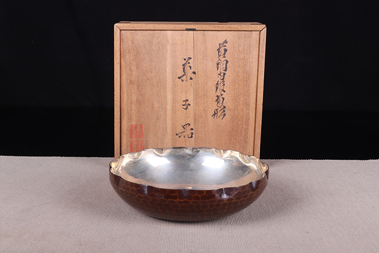 日本干泡台日本手锤锤木纹铜制果子盘日本手锤工艺，难得花口器型，内镀